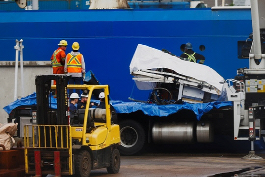 잠수정 타이탄의 잔해가 캐나다 세인트존스항구에서 지상으로 옮겨지는 모습. 연합뉴스 제공.